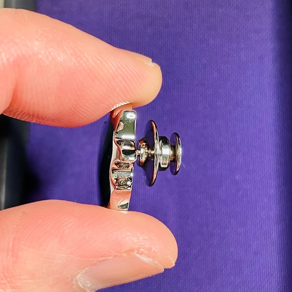 S.T. Dupont Paris Wolf Head Palladium Lapel Pin Made in France with Box - Picture 6 of 13